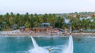 Lam Dong'un masmavi denizi üzerinde Flyboard ile uçun.
