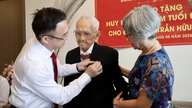 Tildeling af medlemsmærket for 80 år eller ældre i partiet: Demonstration af respekt for partiet og staten.