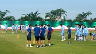 Reprezentacja Wietnamu U.19 odbywa pierwszy trening w Indonezji: Warunki są dość trudne, ale…