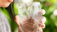 Bolehkah minum air ais dan tidur di bilik berhawa dingin menyebabkan sakit tekak?