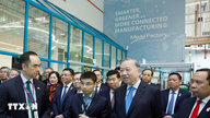 Generalsekretær og præsident To Lam besøger en modelfabrik, der fremviser avanceret produktionsteknologi fra Singapore.