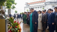 Generalsekretær og præsident To Lam lægger en krans til minde om præsident Ho Chi Minh.