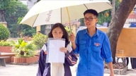 ຕາແສງຊອກເຊີນ: ອາສາສະໝັກທີ່ໃສ່ເສື້ອສີຟ້າໃຫ້ການສະໜັບສະໜູນນັກຮຽນເກືອບ 2,000 ຄົນທີ່ກຳລັງສອບເສັງເຂົ້າຮຽນຊັ້ນມໍ 10.