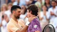 Djokovićův sen o zisku 25. grandslamového titulu se rozplynul po klasickém comebacku Joãoa Fonsecy na Roland Garros.