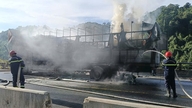 Sebuah truk terbakar di jalan raya La Son - Hoa Lien.