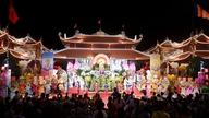 A deslumbrante celebração do aniversário de Buda às margens do rio Ky Cung.