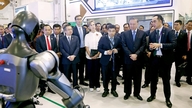Secretarul general și președintele To Lam vizitează fabrica și centrul de testare al metroului din Singapore.