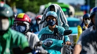 Hanoi proponuje, aby na razie nie wprowadzać zakazu wjazdu do dzielnicy Hoan Kiem motocyklom napędzanym benzyną, z których korzystają kierowcy świadczący usługi przewozowe.