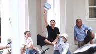 Enam puluh minit menunggu dengan cemas ketika ibu bapa memerhatikan anak-anak mereka menamatkan peperiksaan bahasa asing.
