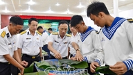Marinegebied 5 organiseerde enthousiast een wedstrijd voor het inpakken van banh chung (Vietnamese rijstkoekjes) en gio (Vietnamese worst).