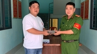 បន្ទាប់ពីគណនីរបស់គាត់ត្រូវបានកាត់ប្រាក់ចំនួន ២០៦ លានដុង បុរសនោះបានទាក់ទងប៉ូលីសភ្លាមៗ។