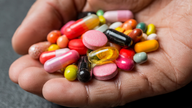 Multe clinici de medicină tradițională folosesc încă medicina occidentală, rata ajungând la 80-90%.