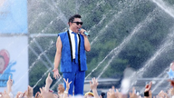 PSY este criticată pentru risipa de apă.