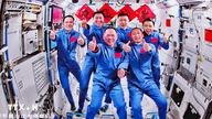 中国の宇宙船「神舟21号」の乗組員は無事に地球に帰還した。