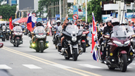 Turister jublede, mens tusindvis af motorcykler kørte langs Nha Trang-kystvejen.