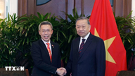 Pääsihteeri ja presidentti To Lam vastaanottaa merkittävien singaporelaisten yritysten edustajia.