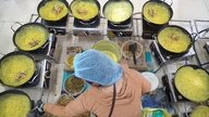 20.000 gratis vegetariske vietnamesiske pandekager produceres dagligt på Hoang Phap-pagoden.