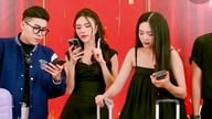 설 연휴 기간 동안 라이브 스트리밍 모델로 활동하며 제품을 판매하면 수입이 두 배로 늘어납니다.