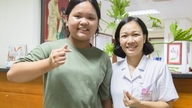 ນັກຮຽນຍິງທີ່ເປັນພະຍາດມະເຮັງເລືອດຂາວຝັນຢາກຮຽນພາສາຕ່າງປະເທດສອງພາສາເພື່ອວ່ານາງຈະສາມາດພາແມ່ຕູ້ຂອງນາງໄປທ່ຽວໄດ້.
