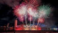 Vietnam og Kina starter DIFF 2026 med blændende opvisninger langs Han-floden.