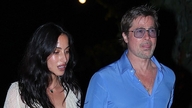 Brad Pitt seurustelee onnellisesti 27 vuotta itseään nuoremman tytön kanssa, sillä hänen poikansa hylkää hänet ja poistaa sukunimensä.