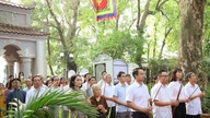 Hoan Kiem-distriktet: Ofring af røgelse for at mindes 598-årsdagen for kong Le Thai Tos kroning.