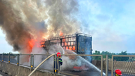 Lastbil bryder i brand på motorvej i Ha Tinh.