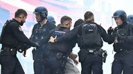 PSG:n fanit vandalisoivat omaisuutta ja hyökkäsivät poliisin kimppuun aseilla sinä iltana, kun heidän joukkueensa voitti mestaruuden.
