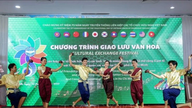 Fællesskabsbånd gennem Khmer-kokosnøttdansen.