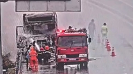 Trækker med påhængsvogn brænder på Nha Trang - Cam Lam-motorvejen.
