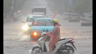 Kraftig regn forårsagede oversvømmelser på mange veje i Nha Trang.