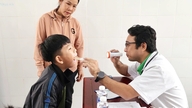 Lægeundersøgelser, uddeling af medicin og gaver blev givet til 500 børn i grænseområder på International Børnedag, den 1. juni.