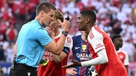 Dommeren i Champions League-finalen forårsagede stor kontrovers og udløste harme i europæiske aviser.