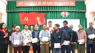 113 disadvantaged households in Hiep Thanh commune received livelihood support and gifts.