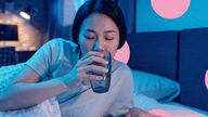 Drikkevand før sengetid: Fordele og ulemper, du bør kende.