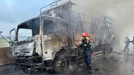 Lastbil bryder i brand på motorvej.