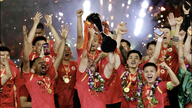 Øjeblikket hvor Hanoi Police FC løftede V.League-trofæet og modtog en præmie på 5 milliarder VND.