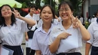Mâncând fasole roșie și aducând ulei medicinal în sala de examen la literatură a elevilor de clasa a X-a din orașul Ho Chi Minh.