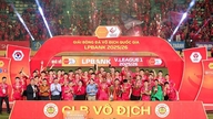 하노이 경찰 축구팀이 항데이 스타디움에서 V리그 우승 트로피를 들어 올리고 있다.
