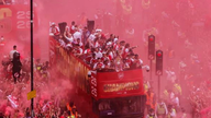 Arsenal-fans 'malede' London rødt for at fejre sejren i Premier League.