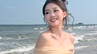 Phuong Oanh så fantastisk ud i en off-shoulder-kjole på stranden.