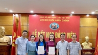 Vietnam Hukuk Gazetesi Parti Komitesi, İdari Blok Parti Şubesi, yeni parti üyelerini kabul etti.