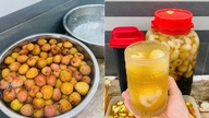 Uma mãe habilidosa compartilha uma receita de chá de lichia refrescante que se mantém crocante o ano todo.