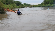 Un estudiante desaparece mientras nadaba en un río con amigos.