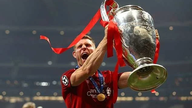 A Premier League ritka ikonja bejelentette visszavonulását.