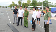 Leaders of the Dong Thap Provincial People's Committee inspect the organization of the first Dong Thap Fruit Festival.