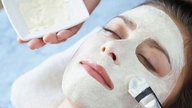 5 naturlige midler til at reducere solskoldning i ansigtet om sommeren.