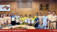 Pegawai polis trafik menyampaikan hadiah kepada pesakit kanak-kanak yang kurang bernasib baik di Hospital Bach Mai pada Hari Kanak-kanak.