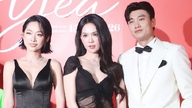 Ngoc Trinh mengenakan pakaian yang agak terbuka untuk merayakan comeback Quynh Thy dan Quoc Truong.