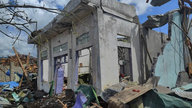 Bahan letupan di sebuah depot bahan letupan berhampiran sempadan Myanmar menyebabkan ratusan maut atau cedera dan rumah-rumah musnah.